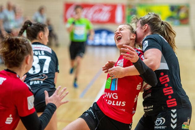 Lea Gruber (SV Union Halle) wird von Sarah Lamp (Buchholz 08-Rosengarten) geblockt SV Union Halle-Neustadt (Wildcats) vs. HL Buchholz 08-Rosengarten Handball 2.Bundesliga - Saison 2019 2020 Copyright: xVIADATAx xHolgerxJohnx Halle Saale Sachsen-Anhalt Deutschland