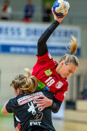 Lea Gruber (SV Union Halle) wird von Sarah Lamp (Buchholz 08-Rosengarten) geblockt SV Union Halle-Neustadt (Wildcats) vs. HL Buchholz 08-Rosengarten Handball 2.Bundesliga - Saison 2019 2020 Copyright: xVIADATAx xHolgerxJohnx Halle Saale Sachsen-Anhalt Deutschland