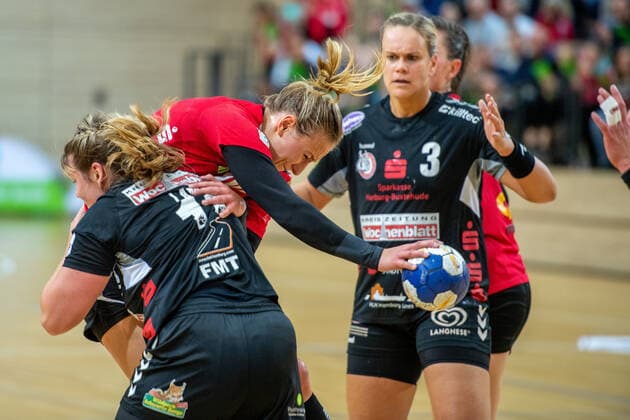 Lea Gruber (SV Union Halle) wird von Sarah Lamp (Buchholz 08-Rosengarten) geblockt SV Union Halle-Neustadt (Wildcats) vs. HL Buchholz 08-Rosengarten Handball 2.Bundesliga - Saison 2019 2020 Copyright: xVIADATAx xHolgerxJohnx Halle Saale Sachsen-Anhalt Deutschland