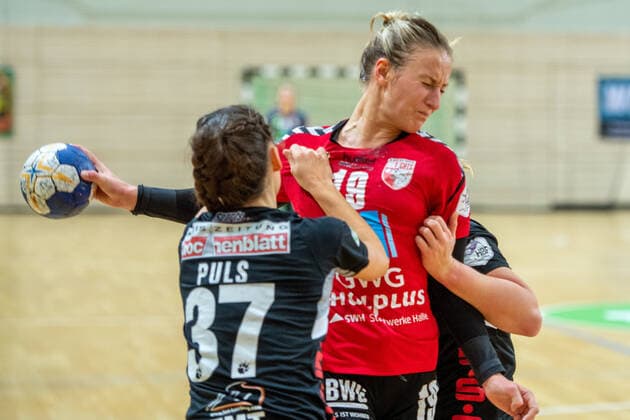 Lea Gruber (SV Union Halle) wird von Zeliha Puls (Buchholz 08-Rosengarten) geblockt SV Union Halle-Neustadt (Wildcats) vs. HL Buchholz 08-Rosengarten Handball 2.Bundesliga - Saison 2019 2020 Copyright: xVIADATAx xHolgerxJohnx Halle Saale Sachsen-Anhalt Deutschland