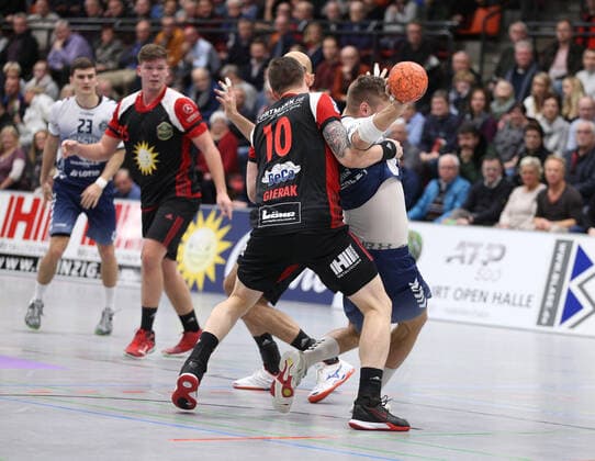 v.l. Lukasz Gierak (TuS N-Luebbecke 10), Jan Schult (VfL Luebeck-Schwartau 19) GER, Handball, 2. Bundesliga, TuS N-Luebbecke gegen VfL Luebeck-Schwartau, 16.11.2019 Luebbecke Copyright: xStrohdiekx Eibner-Pressefotox EP_jsk