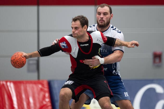 Lübbecke, Deutschland 16.11.2019: 2. Handball-Bundesliga - 2019 2020 - TuS-N-Lübbecke vs. VfL Lübeck-Schwartau (L-R) Jens Bechtloff (Lübbecke), Jan Schult (Lübeck) Lübbecke Nordrhein-Westfalen Deutschland Merkur Arena
