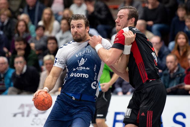 Lübbecke, Deutschland 16.11.2019: 2. Handball-Bundesliga - 2019 2020 - TuS-N-Lübbecke vs. VfL Lübeck-Schwartau (L-R) Markus Hansen (Lübeck), Jo Gerrit Genz (Lübbecke) Lübbecke Nordrhein-Westfalen Deutschland Merkur Arena