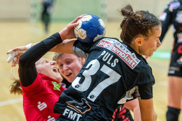 Lea Gruber (SV Union Halle) wird von Zeliha Puls (Buchholz 08-Rosengarten) geblockt SV Union Halle-Neustadt (Wildcats) vs. HL Buchholz 08-Rosengarten Handball 2.Bundesliga - Saison 2019 2020 Copyright: xVIADATAx xHolgerxJohnx Halle Saale Sachsen-Anhalt Deutschland