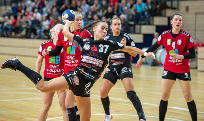 Zeliha Puls (Buchholz 08-Rosengarten) beim Torwurf SV Union Halle-Neustadt (Wildcats) vs. HL Buchholz 08-Rosengarten Handball 2.Bundesliga - Saison 2019 2020 Copyright: xVIADATAx xHolgerxJohnx Halle Saale Sachsen-Anhalt Deutschland