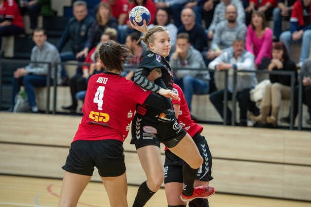 Marthe Nicolai (Buchholz 08-Rosengarten) setzt sich gegen Pia Dietz (SV Union Halle) und Danique Boonkamp (SV Union Halle) durch SV Union Halle-Neustadt (Wildcats) vs. HL Buchholz 08-Rosengarten Handball 2.Bundesliga - Saison 2019 2020 Copyright: xVIADATAx xHolgerxJohnx Halle Saale Sachsen-Anhalt Deutschland