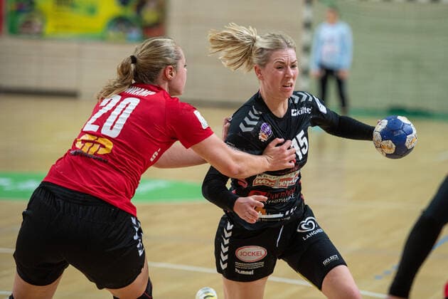 Kim Berndt (Buchholz 08-Rosengarten) kann sich nicht gegen Danique Boonkamp (SV Union Halle) durchsetzten SV Union Halle-Neustadt (Wildcats) vs. HL Buchholz 08-Rosengarten Handball 2.Bundesliga - Saison 2019 2020 Copyright: xVIADATAx xHolgerxJohnx Halle Saale Sachsen-Anhalt Deutschland