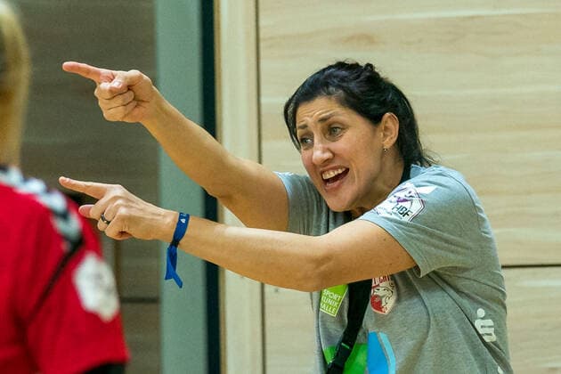 16.11.2019, Handball Frauen 2. Bundesliga, SV Union Halle-Neustadt - HL Buchholz 08-Rosengarten, v.l.: Trainerin Tanja Logvin (Union Halle). Halle Erdgas Sportarena Sachsen-Anhalt Deutschland