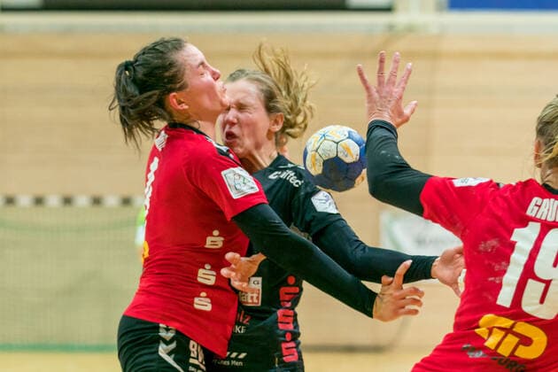 16.11.2019, Handball Frauen 2. Bundesliga, SV Union Halle-Neustadt - HL Buchholz 08-Rosengarten, v.l.: Pia Dietz (Halle, 4), Kim Land (Buchholz, 5), Lea Gruber (Halle, 19). Halle Erdgas Sportarena Sachsen-Anhalt Deutschland