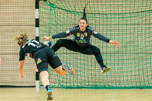 16.11.2019, Handball Frauen 2. Bundesliga, SV Union Halle-Neustadt - HL Buchholz 08-Rosengarten, v.l.: Sarah Lamp (Buchholz, 11), Torfrau Anica Gudelj (Halle, 12). Halle Erdgas Sportarena Sachsen-Anhalt Deutschland