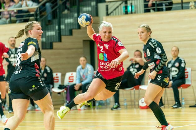 16.11.2019, Handball Frauen 2. Bundesliga, SV Union Halle-Neustadt - HL Buchholz 08-Rosengarten, v.l.: Johanna Heldmann (Buchholz, 8), Sophie Lütke (Halle, 21), Marthe Nicolai (Buchholz, 9). Halle Erdgas Sportarena Sachsen-Anhalt Deutschland