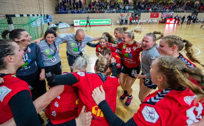 Jubel nach dem knappen Sieg über den Tabellenzweiten SV Union Halle-Neustadt (Wildcats) vs. HL Buchholz 08-Rosengarten Handball 2.Bundesliga - Saison 2019 2020 Copyright: xVIADATAx xHolgerxJohnx Halle Saale Sachsen-Anhalt Deutschland