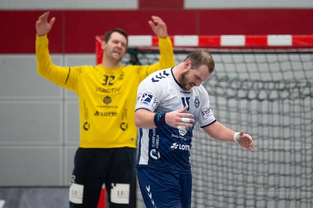 Lübbecke, Deutschland 16.11.2019: 2. Handball-Bundesliga - 2019 2020 - TuS-N-Lübbecke vs. VfL Lübeck-Schwartau (L-R) Dennis Klockmann (Lübeck), Jan Schult (Lübeck) Lübbecke Nordrhein-Westfalen Deutschland Merkur Arena
