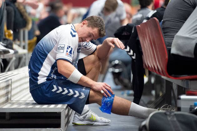 Lübbecke, Deutschland 16.11.2019: 2. Handball-Bundesliga - 2019 2020 - TuS-N-Lübbecke vs. VfL Lübeck-Schwartau Mex Raguse (Lübeck) verletzt, Verletzung unzufrieden Lübbecke Nordrhein-Westfalen Deutschland Merkur Arena