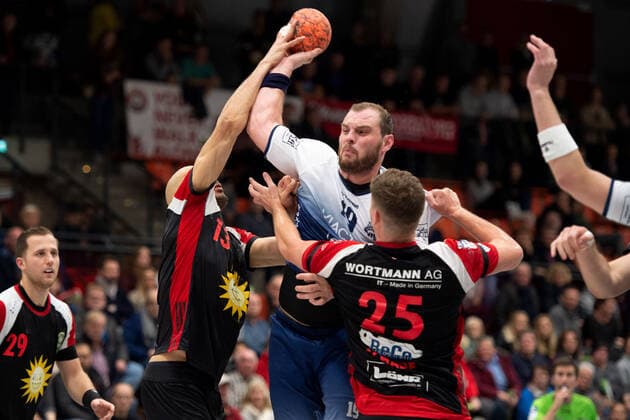 Lübbecke, Deutschland 16.11.2019: 2. Handball-Bundesliga - 2019 2020 - TuS-N-Lübbecke vs. VfL Lübeck-Schwartau (L-R) Marko Bagaric (Lübbecke), Jan Schult (Lübeck), Moritz Schade (Lübbecke) Lübbecke Nordrhein-Westfalen Deutschland Merkur Arena