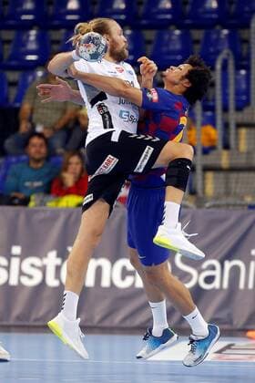 FC Barcelona, Barca s Goncalvez dos Santos (R) in action against Aalborg Handbold s Henrik Mollgaard Jensen (L) during a handball Champions League match at the Palau Blaugrana in Barcelona, Spain, 16 November 2019. FC Barcelona vs Aalborg Handbold !ACHTUNG: NUR REDAKTIONELLE NUTZUNG!  Copyright: xTonixAlbirx GRAF220 20191116-637095357534309113