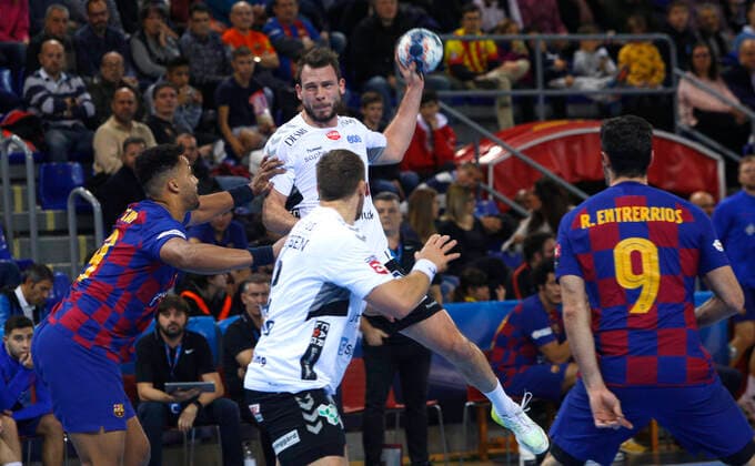 Loerdag den 16. november 2019. Haandbold. Herrer. EHF. CL. GP. Champions League. Spanien. Barcelona. Palau Blaugrana. Barca vs Aalborg Haandbold. 20 Mads Christiansen med bolden. 2 Benjamin Jakobsen - begge fra Aalborg. , Barcelona Denmark