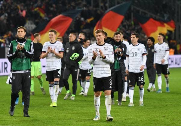 Bilder des Jahres 2019, Sport 11 November Sport Themen der Woche KW46 Sport Bilder des Tages Europameisterschaftsqualifikation: Deutschland - Weißrussland 16.11.2019 in Mönchengladbach. Die Deutsche Mannschaft auf der Ehrenrunde. Vorne: Toni Kroos. Li: Niklas Stark, dahinter: Matthias Ginter. Re: Jonas Hector und Sebastian Rudy. DFL REGULATIONS PROHIBIT ANY USE OF PHOTOGRAPHS AS IMAGE SEQUENCES AND OR QUASI-VIDEO *** European Championship qualification Germany Belarus 16 11 2019 in Mönchengladbach The German team on the lap of honour front Toni Kroos Li Niklas Stark, behind Matthias Ginter Re Jonas Hector and Sebastian Rudy DFL REGULATIONS PROHIBIT ANY USE OF PHOTOGRAPHS AS IMAGE SEQUENCES AND OR QUASI VIDEO HM
