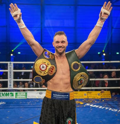 Bilder des Jahres 2019, Sport 11 November Sport Themen der Woche KW46 Sport Bilder des Tages Kampf um die IBO und WBA - Weltmeisterschaft im Halbschwergewicht Europameister Dominic Bösel (GER, Blaue Ecke) vs. IBO-Weltmeister Sven Fornling (SWE, Rote Ecke) SES Box Gala am 17.11.2019 in der HALLE MESSE Arena Copyright: xVIADATAx xHolgerxJohnx Halle Saale Sachsen-Anhalt Deutschland *** Fight for the IBO and WBA World Championship in the Light Heavyweight European Champion Dominic Bösel GER, Blue Corner vs IBO World Champion Sven Fornling SWE, Red Corner SES Box Gala on 17 11 2019 in the HALLE MESSE Arena Copyright xVIADATAx xHolgerxJohnx Halle Saale Sachsen Anhalt Germany