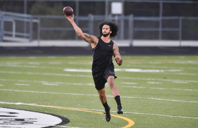 Bilder des Jahres 2019, Sport 11 November Sport Themen der Woche KW46 Sport Bilder des Tages RIVERDALE, GA - NOVEMBER 16: Former NFL, American Football Herren, USA quarterback Colin Kaepernick goes through a series of passing drills at Crescent Stadium at Charles R. Drew High School. (Photo by Austin McAfee Icon Sportswire) NFL FOOTBALL: NOV 16 Colin Kaepernick Workout Drills Icon191116001