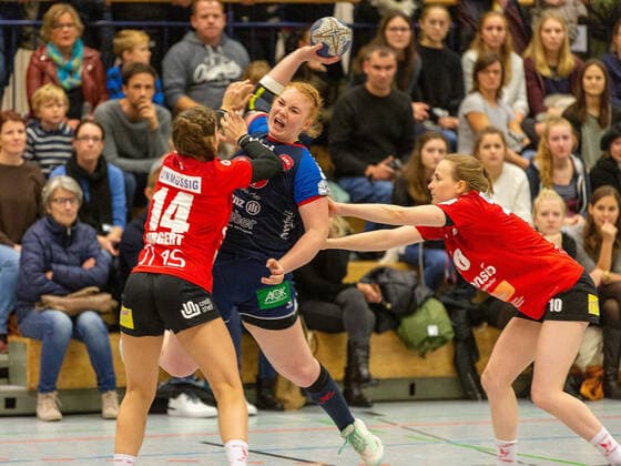 Alica Burgert (HSG Freiburg 14), Kerstin Foth (SG H2Ku Herrenberg 11) und Rebecca Duerr (HSG Freiburg 10) HSG Freiburg - SG H2Ku Herrenberg, Frauen, Handball, 2. Bundesliga, 9. Spieltag, Saison 2019 2020, 16.11.2019, GER, HSG Freiburg - SG H2Ku Herrenberg, Frauen, Handball, 2. Bundesliga, 9. Spieltag, Saison 2019 2020, 16.11.2019, Freiburg (Breisgau) Copyright: xEibner-Pressefoto DimitrixDrofitx EP_ddh