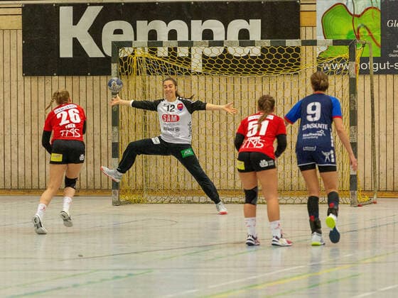 Simone Falk (HSG Freiburg 26) gegen Laura Waldenmaier (SG H2Ku Herrenberg 12) HSG Freiburg - SG H2Ku Herrenberg, Frauen, Handball, 2. Bundesliga, 9. Spieltag, Saison 2019 2020, 16.11.2019, GER, HSG Freiburg - SG H2Ku Herrenberg, Frauen, Handball, 2. Bundesliga, 9. Spieltag, Saison 2019 2020, 16.11.2019, Freiburg (Breisgau) Copyright: xEibner-Pressefoto DimitrixDrofitx EP_ddh