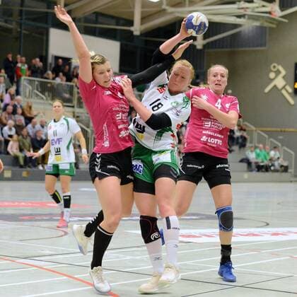 Romy Morf-Bachmann (Frisch Auf Goeppingen) (am Ball), Anna Frankova (HSG Bad Wildungen Vipers) (L) und Sabine Heusdens (HSG Bad Wildungen Vipers) (R) ,GER, HSG Bad Wildungen Vipers - Frisch Auf Goeppingen, Handball, 1. Bundesliga Frauen, 16.11.2019, GER, HSG Bad Wildungen Vipers - Frisch Auf Goeppingen, Handball, 1. Liga Frauen, 16.11.2019 Bad Wildungen Copyright: xRolandxSippelx xEibner-pressefotox