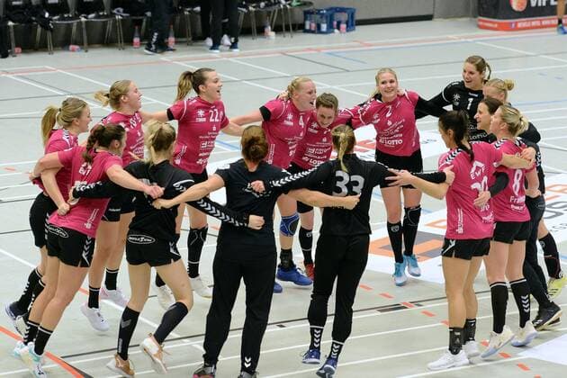 Team, Jubel, Freude nach dem Sieg; Annika Ingenpass (HSG Bad Wildungen Vipers) (R, hinten), Sabine Heusdens (M) ,GER, HSG Bad Wildungen Vipers - Frisch Auf Goeppingen, Handball, 1. Bundesliga Frauen, 16.11.2019, GER, HSG Bad Wildungen Vipers - Frisch Auf Goeppingen, Handball, 1. Liga Frauen, 16.11.2019 Bad Wildungen Copyright: xRolandxSippelx xEibner-pressefotox