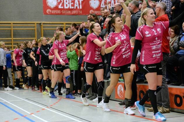 Team, Jubel, Freude nach dem Sieg mit den Zuschauern; Annika Ingenpass (HSG Bad Wildungen Vipers) (R), Maxime Struijs ,GER, HSG Bad Wildungen Vipers - Frisch Auf Goeppingen, Handball, 1. Bundesliga Frauen, 16.11.2019, GER, HSG Bad Wildungen Vipers - Frisch Auf Goeppingen, Handball, 1. Liga Frauen, 16.11.2019 Bad Wildungen Copyright: xRolandxSippelx xEibner-pressefotox