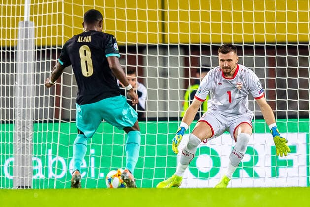 16.11.2019, Ernst Happel-Stadion, Wien, AUT, UEFA EM Qualifikation, Oesterreich vs Nordmazedonien, Gruppe G, im Bild v.l.: David Alaba (AUT), Stole Dimitrievski (MKD) during the UEFA European Championship, EM, Europameisterschaft qualification, group G match between Austria and Nordmazedonien at the Ernst Happel-Stadion in Vienna, Austria on 2019 11 16. Wien