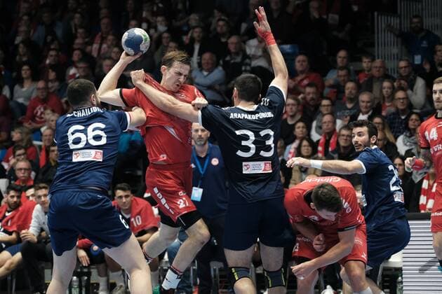 Handball, EHF Cup, MT Melsungen - Olympiakos Piräus 17.11.2019 xkhx Melsungen Men s EHF Cup 2019 20, 3. Qualifikationsrunde: MT Melsungen Olympiacos SFP (GRE), Roman Sidorowicz (27,MT Melsungen) gegen Arapakopoulos (Olympiacos)