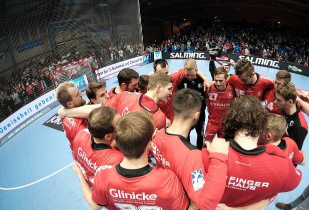 Handball, EHF Cup, MT Melsungen - Olympiakos Piräus 17.11.2019 xkhx Melsungen Men s EHF Cup 2019 20, 3. Qualifikationsrunde: MT Melsungen Olympiacos SFP (GRE), Schlussjubel bei den Spieler von MT Melsungen