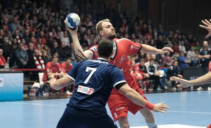 Handball, EHF Cup, MT Melsungen - Olympiakos Piräus 17.11.2019 xkhx Melsungen Men s EHF Cup 2019 20, 3. Qualifikationsrunde: MT Melsungen Olympiacos SFP (GRE), Julius Kühn (5, MT Melsungen) gegen Karampourniotis (Olympiacos)