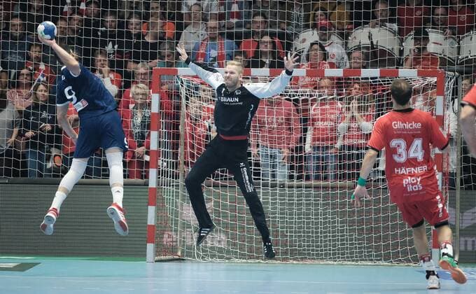 Handball, EHF Cup, MT Melsungen - Olympiakos Piräus 17.11.2019 xkhx Melsungen Men s EHF Cup 2019 20, 3. Qualifikationsrunde: MT Melsungen Olympiacos SFP (GRE), Torwart Johan Sjöstrand (1, MT Melsungen) gegen Toniazzo (Olymp)