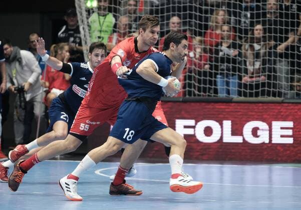Handball, EHF Cup, MT Melsungen - Olympiakos Piräus 17.11.2019 xkhx Melsungen Men s EHF Cup 2019 20, 3. Qualifikationsrunde: MT Melsungen Olympiacos SFP (GRE), Stefan Salger (55, MT Melsungen) gegen Sanikis (Olympiacos)