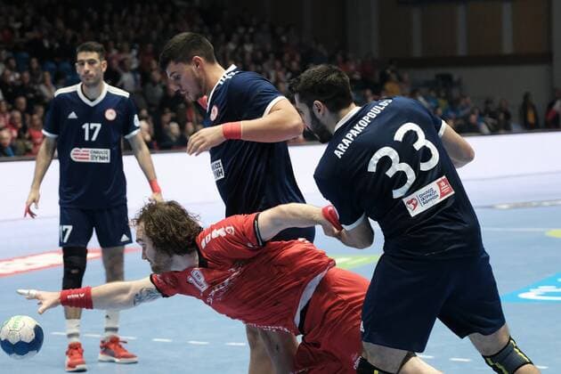 Handball, EHF Cup, MT Melsungen - Olympiakos Piräus 17.11.2019 xkhx Melsungen Men s EHF Cup 2019 20, 3. Qualifikationsrunde: MT Melsungen Olympiacos SFP (GRE), Timm Schneider (19, MT Melsungen) gegen Arapakopoulos (Olympiacos)