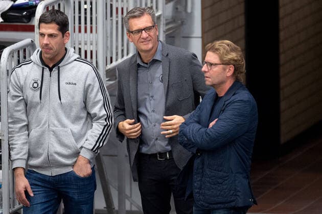 Lübbecke, Deutschland 16.11.2019: 2. Handball-Bundesliga - 2019 2020 - TuS-N-Lübbecke vs. VfL Lübeck-Schwartau (L-R) Rolf Hermann (sportliche Führung Lübbecke), Thorsten Appel (Geschäftsführer Lübbecke), Armin Gauselmann (Beiratsvorsitzender Lübbecke) Lübbecke Nordrhein-Westfalen Deutschland Merkur Arena
