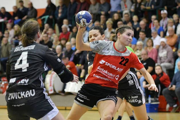 Julia Bauer (TG Nuertingen) re.. und Simona Stojkovska (BSV Sachsen Zwickau) hinten und Isa-Sophia Roesike (BSV Sachsen Zwickau) li., BSV Sachsen Zwickau vs. TG Nuertingen, 2. Handball-Bundesliga, Frauen, 16.11.2019, BSV Sachsen Zwickau vs. TG Nuertingen, 2. Handball-Bundesliga, Frauen, 16.11.2019 Zwickau Copyright: xBertxHarzer xEibner-xPressefotox