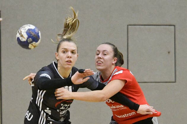 Perta Nagy (BSV Sachsen Zwickau) li. und Miriam Welser (TG Nuertingen) re., BSV Sachsen Zwickau vs. TG Nuertingen, 2. Handball-Bundesliga, Frauen, 16.11.2019, BSV Sachsen Zwickau vs. TG Nuertingen, 2. Handball-Bundesliga, Frauen, 16.11.2019 Zwickau Copyright: xBertxHarzer xEibner-xPressefotox