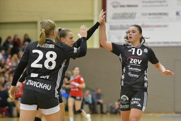Perta Nagy (BSV Sachsen Zwickau) Mitte, Alisa Pester (BSV Sachsen Zwickau) li. und Katarina Pavlovic (BSV Sachsen Zwickau) re., jubeln, BSV Sachsen Zwickau vs. TG Nuertingen, 2. Handball-Bundesliga, Frauen, 16.11.2019, BSV Sachsen Zwickau vs. TG Nuertingen, 2. Handball-Bundesliga, Frauen, 16.11.2019 Zwickau Copyright: xBertxHarzer xEibner-xPressefotox