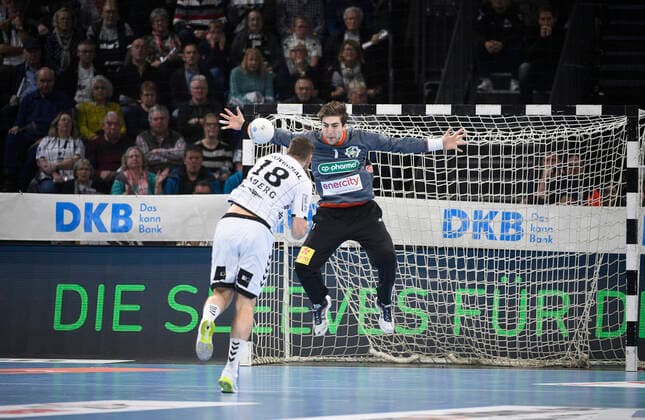 Niclas Ekberg (THW Kiel) gegen Domenico Ebner (TSV Hannover-Burgdorf), Handball-Bundesliga, Liqui-Moly-HBL, Männer, 13. Spieltag, TSV Hannover-Burgdorf), 17.11.19 Kiel Sparkassen Arena Schleswig-Holstein Germany