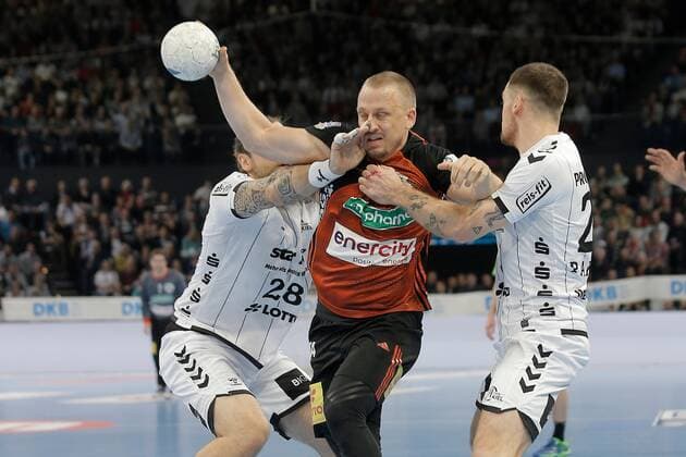 1.Handball Bundesliga THW Kiel - TSV Hannover Burgdorf, Kiel, 17.11.2019 Morten Olsen ( Hannover, 34 ) im Zweikampf gegen Pavel Horak ( Kiel, 28 ) und Ole Rahmel ( Kiel, 22 ). Copyright: xBEAUTIFULxSPORTS DRPx