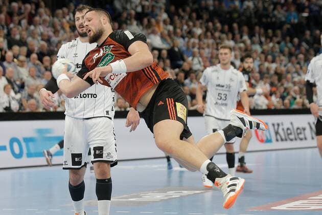 1.Handball Bundesliga THW Kiel - TSV Hannover Burgdorf, Kiel, 17.11.2019 Ilija Brozovic ( Hannover ) im Wurf. Domagoj Duvnjak ( Kiel, 4 ) geschlagen dahinter. Copyright: xBEAUTIFULxSPORTS DRPx