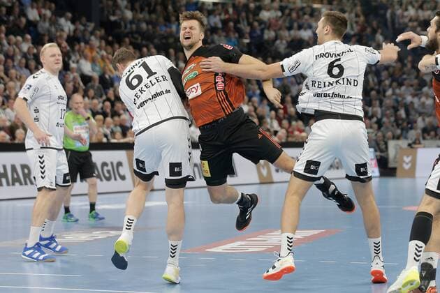 1.Handball Bundesliga THW Kiel - TSV Hannover Burgdorf, Kiel, 17.11.2019 Fabian Böhm Boehm ( Hannover ) im Zweikampf gegen Hendrik Pekeler ( Kiel, 61 ) und Harald Reinkind ( Kiel, 6 ). Copyright: xBEAUTIFULxSPORTS DRPx