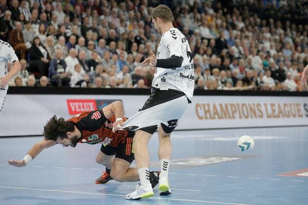 Sport Themen der Woche KW46 1.Handball Bundesliga THW Kiel - TSV Hannover Burgdorf, Kiel, 17.11.2019 Evgeni Pevnov ( Hannover ) im Zweikampf gegen Hendrik Pekeler ( Kiel, 61 ). Copyright: xBEAUTIFULxSPORTS DRPx