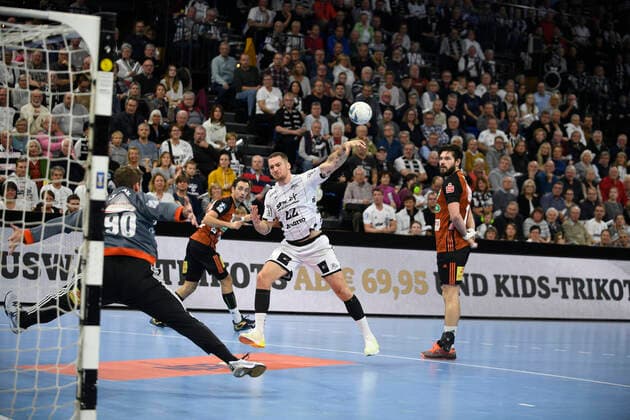 Ole Rahmel (THW Kiel) gegen Urban Lesjak (TSV Hannover-Burgdorf), Handball-Bundesliga, Liqui-Moly-HBL, Männer, 13. Spieltag, TSV Hannover-Burgdorf), 17.11.19 Kiel Sparkassen Arena Schleswig-Holstein Germany