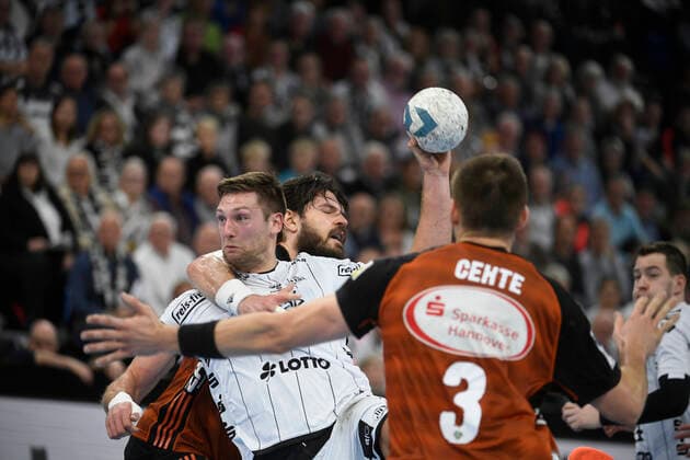 Harald Reinkind (THW Kiel) gegen Evgeni Pevnov (TSV Hannover-Burgdorf), Handball-Bundesliga, Liqui-Moly-HBL, Männer, 13. Spieltag, TSV Hannover-Burgdorf), 17.11.19 Kiel Sparkassen Arena Schleswig-Holstein Germany