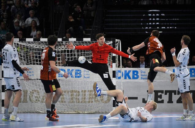 Niklas Landin Jacobsen (THW Kiel) gegen Nejic Cehte (TSV Hannover-Burgdorf), Handball-Bundesliga, Liqui-Moly-HBL, Männer, 13. Spieltag, TSV Hannover-Burgdorf), 17.11.19 Kiel Sparkassen Arena Schleswig-Holstein Germany