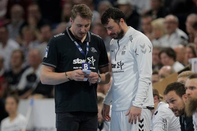 1.Handball Bundesliga THW Kiel - TSV Hannover Burgdorf, Kiel, 17.11.2019 Domagoj Duvnjak ( Kiel, 4 ) verletzte sich in der ersten Halbzeit und bespricht in der zweiten Hälfte die Taktik mit Trainer Filip Jicha ( Kiel ). Copyright: xBEAUTIFULxSPORTS DRPx