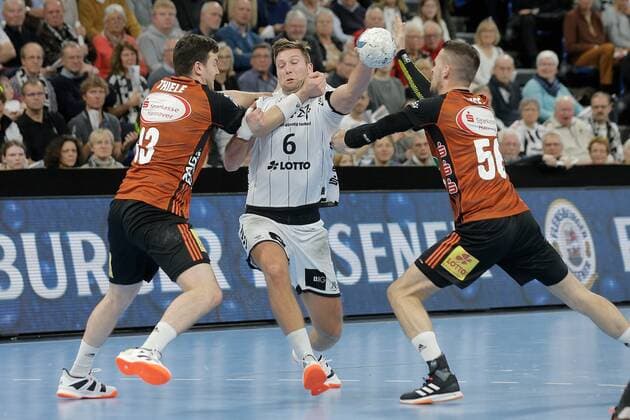 1.Handball Bundesliga THW Kiel - TSV Hannover Burgdorf, Kiel, 17.11.2019 Harald Reinkind ( Kiel, 6 ) im Zweikampf gegen Joshua Thiele ( Hannover ) und Hannes Feise ( Hannover ). Copyright: xBEAUTIFULxSPORTS DRPx